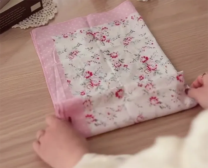 半分に折ったハンカチを下から畳む画像