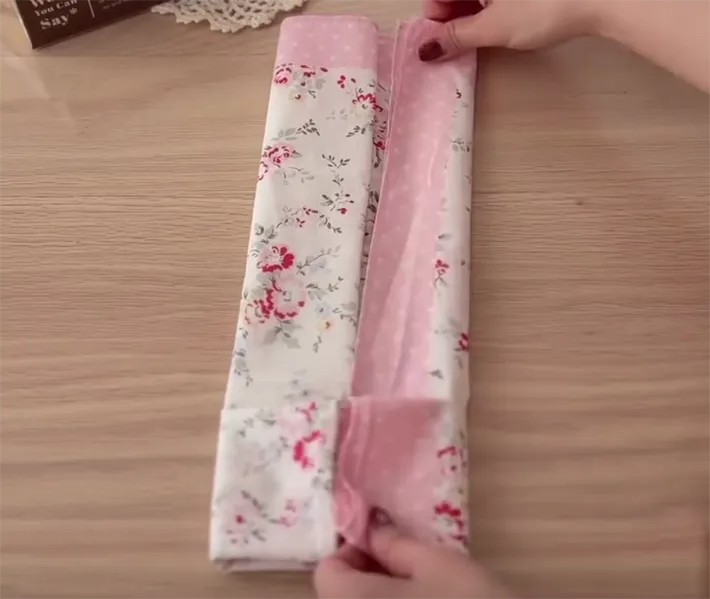 ハンカチをひっくり返して両端を中央に揃える画像