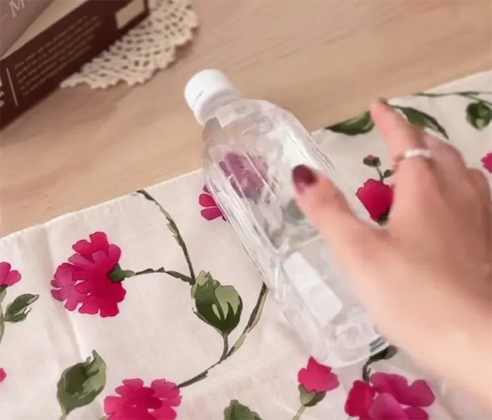 ハンカチにペットボトルを置く画像