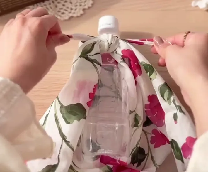 ハンカチ上部の端を結ぶ画像