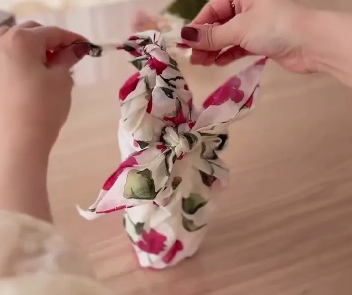 余った部分をねじって上で結ぶ画像