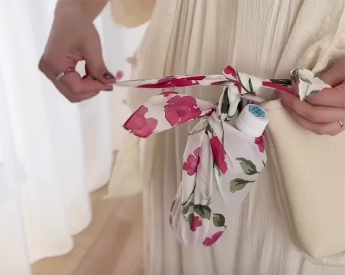 持ち手部分をバッグに結ぶ画像