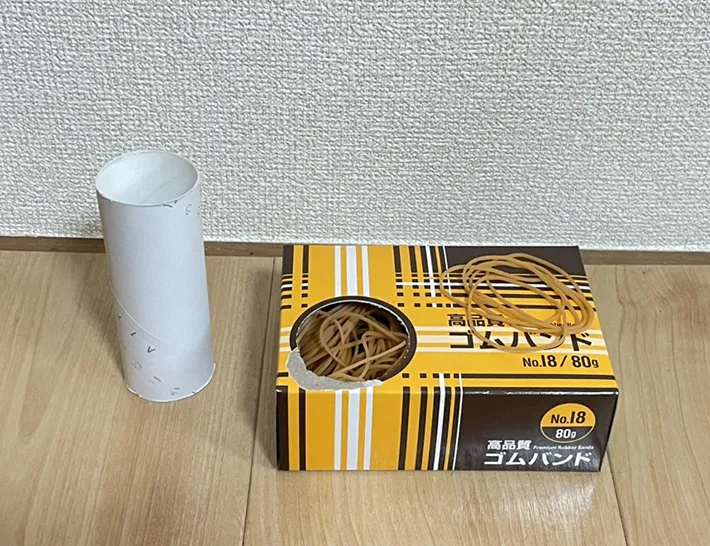 トイレットペーパーと輪ゴムの写真（撮影：grapeライフハック編集部）