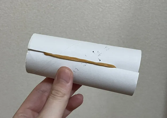 トイレットペーパーに輪ゴムを引っかける写真（撮影：grapeライフハック編集部）