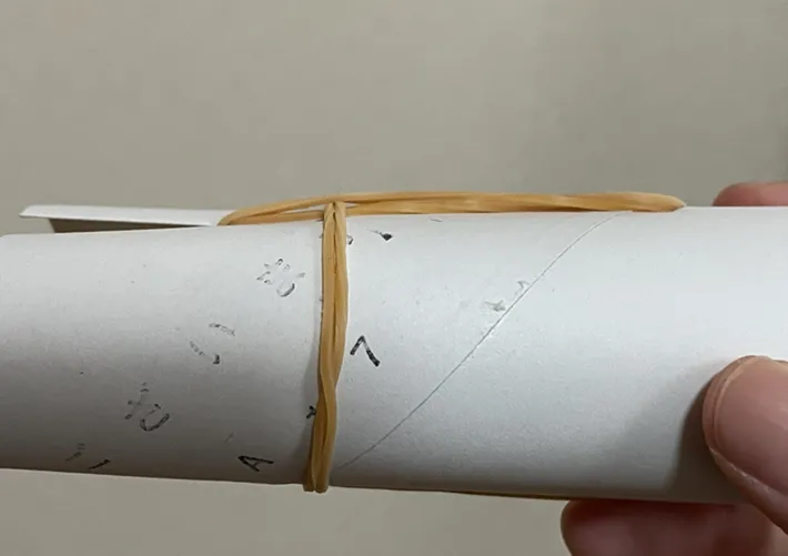 3層に重なる輪ゴムを側面から見た写真（撮影：grapeライフハック編集部）