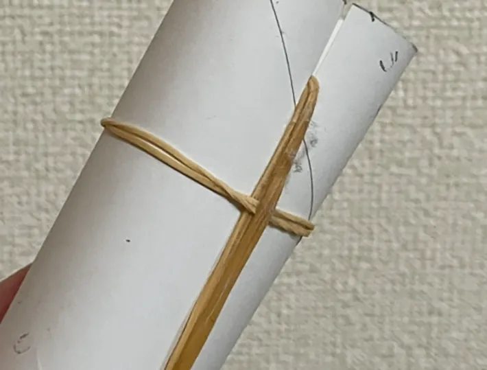 ホコリを絡め取った輪ゴムの写真（撮影：grapeライフハック編集部）