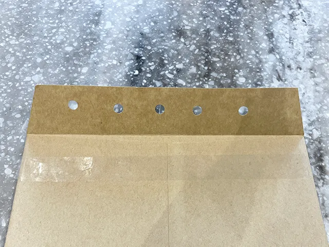 封筒にセロハンテープを貼った場面（撮影：grapeライフハック編集部）