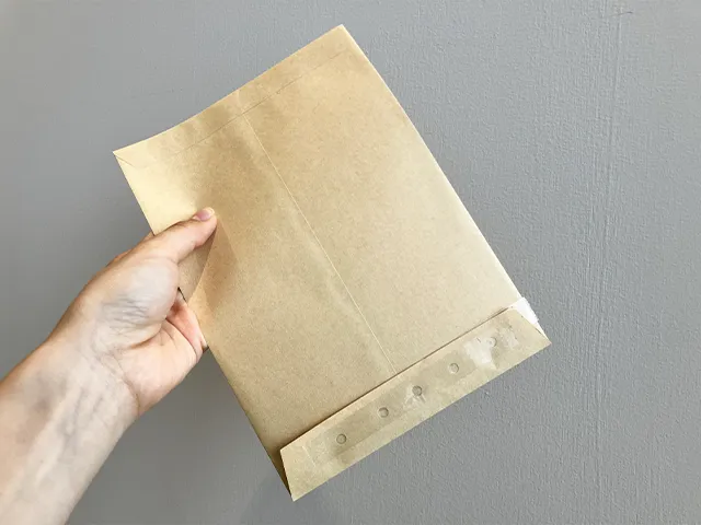 封筒を逆さまにした場面（撮影：grapeライフハック編集部）