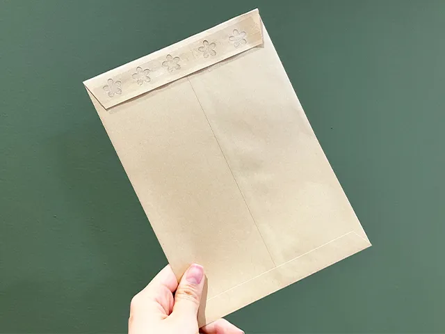 封筒に花型の穴を開けた場面（撮影：grapeライフハック編集部）