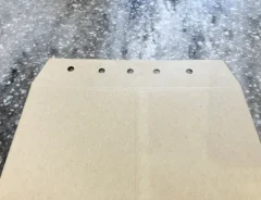 封筒に穴開けパンチで穴を開けた場面（撮影：grapeライフハック編集部）