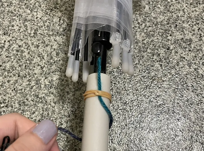 毛糸を傘の持ち手の下にくぐらせる写真（撮影：grapeライフハック編集部）