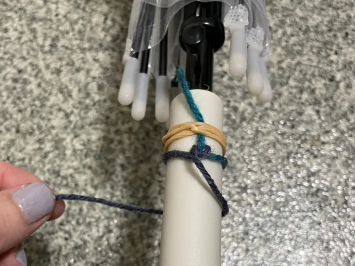 毛糸を傘の持ち手に巻きつける写真（撮影：grapeライフハック編集部）