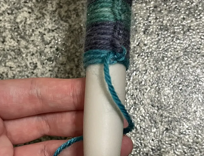 毛糸を傘の持ち手の下にくぐらせる写真（撮影：grapeライフハック編集部）