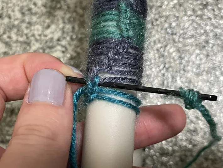 毛糸の処理をする写真（撮影：grapeライフハック編集部）