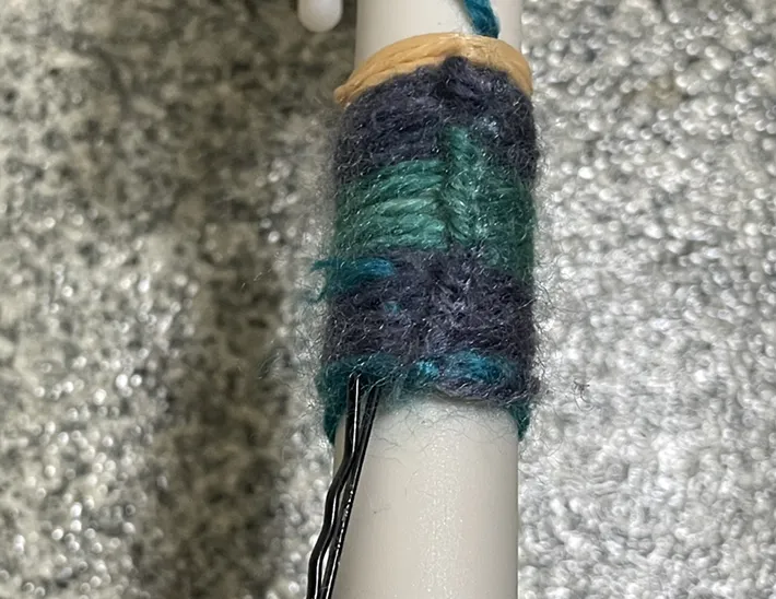 はみ出た毛糸をヘアピンを使って処理する写真（撮影：grapeライフハック編集部）