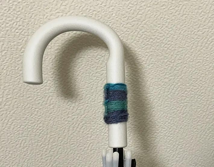 毛糸を巻きつけた傘の持ち手の写真（撮影：grapeライフハック編集部）