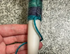 毛糸を巻きつけた傘の持ち手の写真（撮影：grapeライフハック編集部）