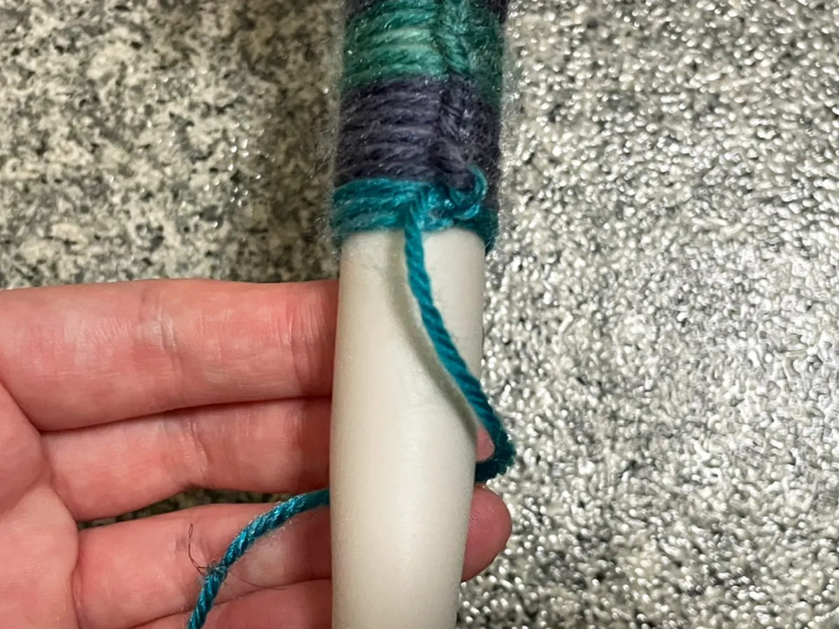 毛糸を巻きつけた傘の持ち手の写真(撮影:grapeライフハック編集部)