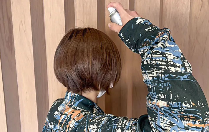 スプレーをする人の写真