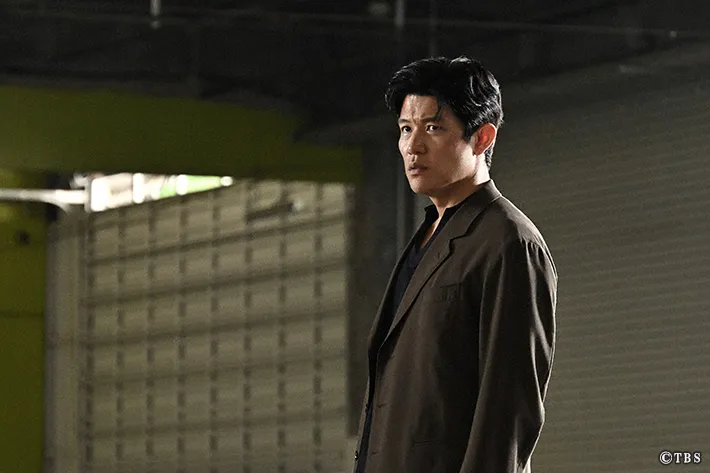 『リブート』に出演する鈴木亮平さんが写る場面写真