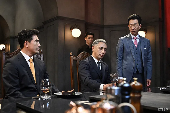 『リブート』に出演する市川團十郎さんと伊藤英明さんと北村有起哉さんが写る場面写真