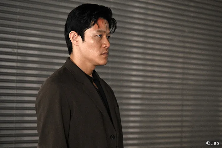 『リブート』に出演する鈴木亮平さんが写る場面写真