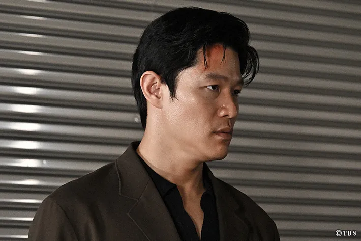 『リブート』に出演する鈴木亮平さんが写る場面写真