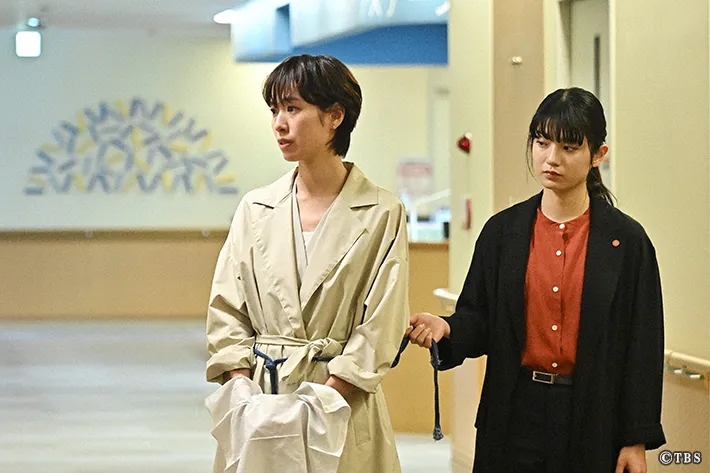 『リブート』に出演する蒔田彩珠さんと戸田恵梨香さんが写る場面写真