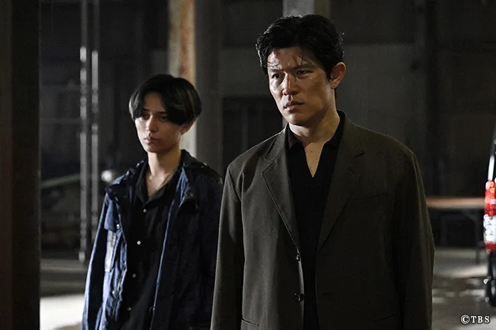 『リブート』に出演する鈴木亮平さんと永瀬廉さんが写る場面写真