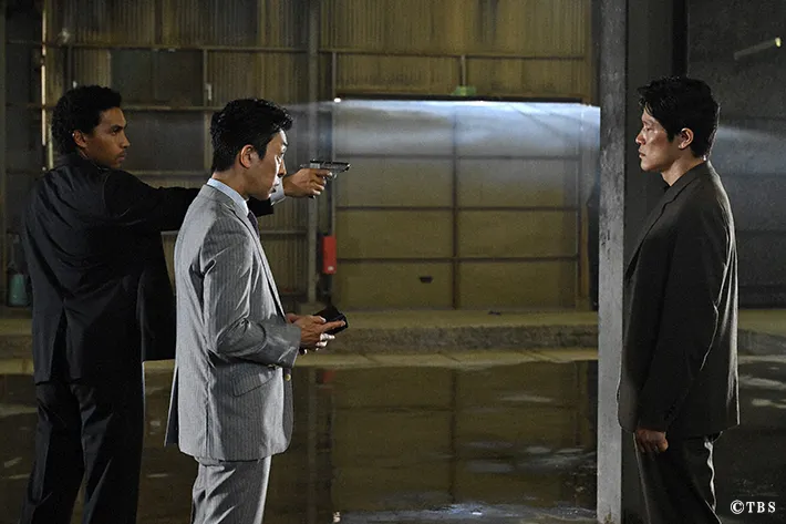 『リブート』に出演する鈴木亮平さんと北村有起哉さんが写る場面写真