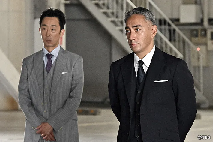 『リブート』に出演する市川團十郎さんと北村有起哉さんが写る場面写真