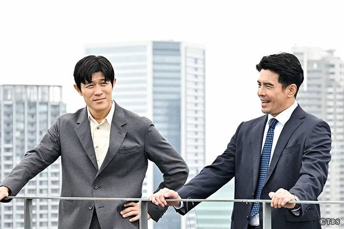 『リブート』に出演する鈴木亮平さんと伊藤英明さんが写る場面写真