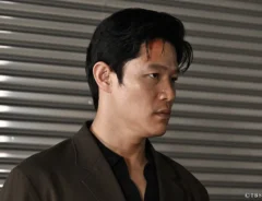 『リブート』に出演する鈴木亮平さんが写る場面写真