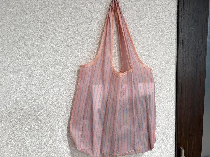 壁にかけたエコバッグ（撮影：エニママ）