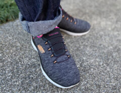 「5時間も歩いたのに足が痛くない」「次の日もぜんぜん平気」　立ち仕事でも人気の快適シューズ『スケッチャーズ』に「家族分も買っちゃった」の声