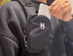 「いちいちリュック下ろす必要なくなるじゃん」「ズボンのポケットがさごそしなくていい」 『ミレー』の外付けポーチが「リュック民の悩みを解消!」