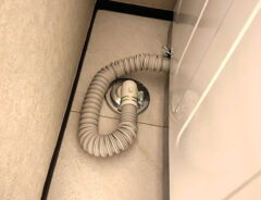 「今までの苦労はなんだったの」「もっと早く出会いたかった！」洗濯機の『排水ホース』の掃除を劇的にラクにする方法とは…