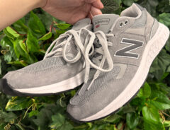 「スリッパより快適じゃね？」「こんなスニーカー知らなかった」と大絶賛！　ニューバランス『880』は「履くと足がぜんぜん疲れない！」