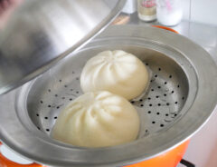 「ウソみたいにお手お入れ簡単！」「もう絶対カビさせない」燕三条のステンレス製『蒸しプレート』で竹のせいろにバイバイ！