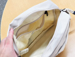 「こればっかり使ってる」「小さいのにスマホもペットボトルも余裕」 ノースフェイスのミニショルダー、使って納得の収納力!