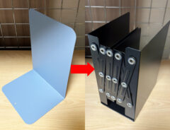 いつもの『ブックエンド』をこれに変えたら？　「まるでアコーディオンみたい」な商品を使った結果…「漫画がぜったいずり落ちない！」