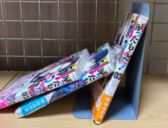 『ブックエンド』使ってるのに本がずり落ちる… そんな悩みを解消したのは「まるでアコーディオンみたい」な便利商品だった!