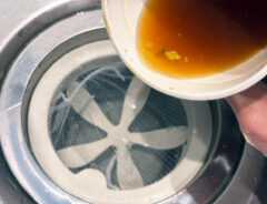 カップ麺の残り汁、排水口に捨ててない？　臭いや詰まりの原因を解消する便利グッズに「掃除が面倒でサボってたから助かる」「一生使い続けます」