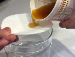 『シンクの排水口ヌメリ問題』を解消！　カップ麺の残り汁流す前に使って欲しい商品に「サボりがちだったから大助かり」「一生使い続けます」