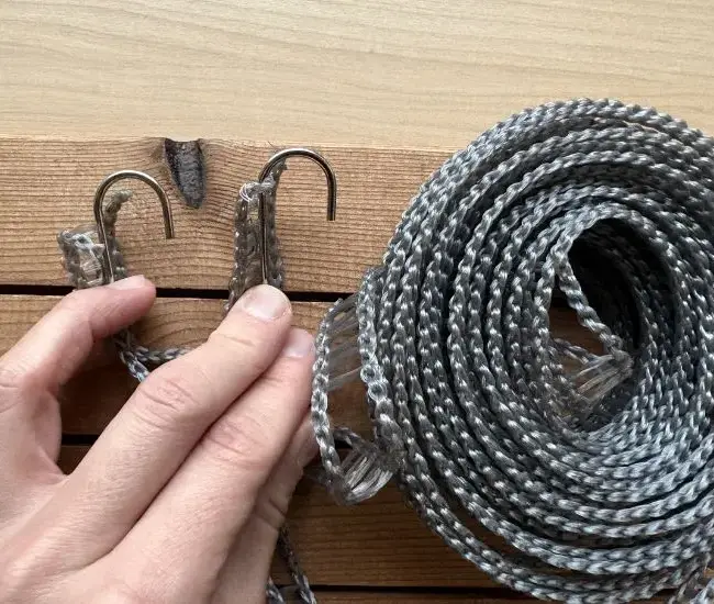 S字フックを外している様子（撮影：grapeライフハック編集部）