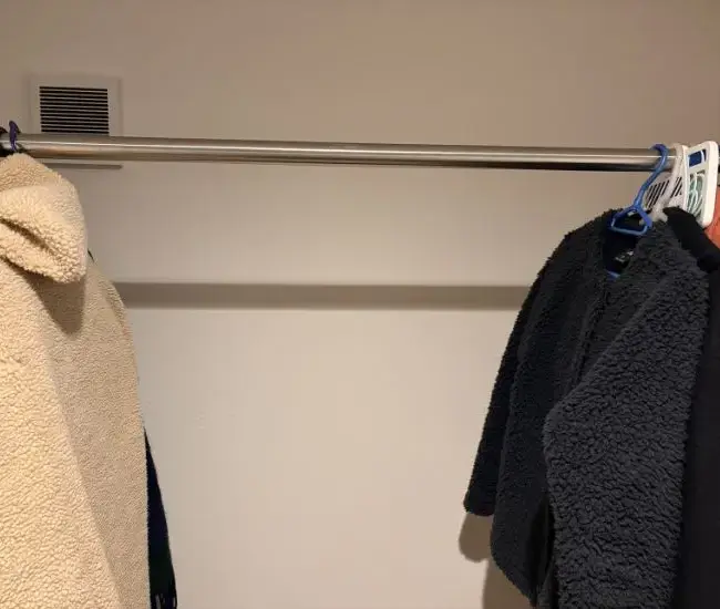 クローゼット内のスペースを作っている様子（撮影：grapeライフハック編集部）