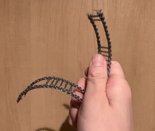 ハンガーロープをカットしている様子（撮影：grapeライフハック編集部）