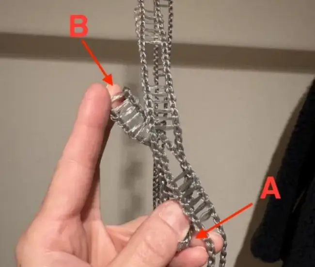 B側をAの穴に通している様子（撮影：grapeライフハック編集部）