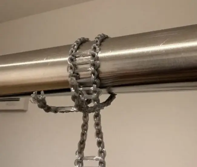 ポールにくくりつけている様子（撮影：grapeライフハック編集部）