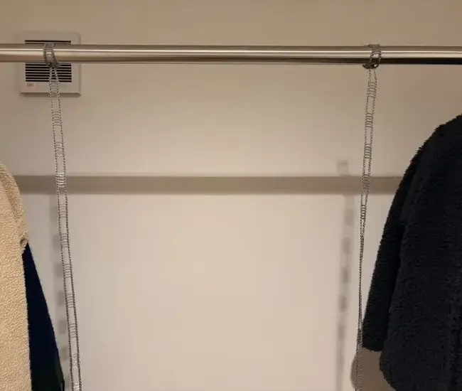 反対側も固定した様子（撮影：grapeライフハック編集部）